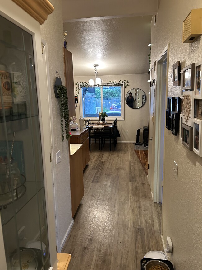 Foto del edificio - 1017 Oakes Ave