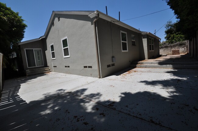 Building Photo - 6BD/3BA on College Ave!