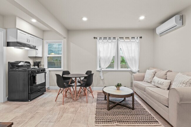 Área de comedor y sala de estar - 610 E Fairview Blvd