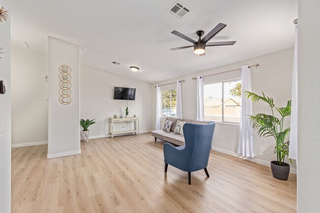 Building Photo - Remodeled Single Story home!