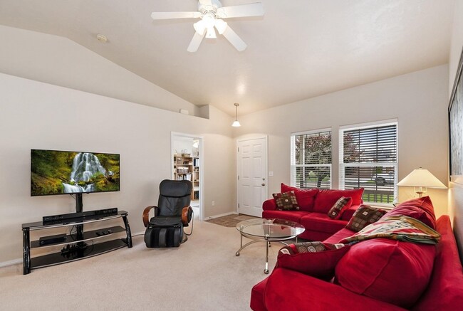 Foto del edificio - 1/2 OFF FIRST MONTHS RENT! Fantastic Home ...