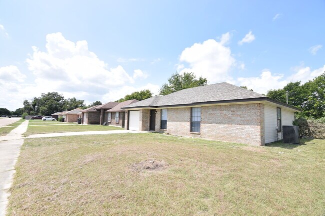 Building Photo - 2207 Jerome Dr