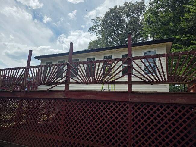 Foto del edificio - Updated Lake House in Crossville with Private Dock, Wrap-Around Porch & Lake Access