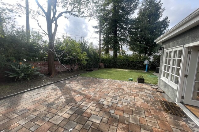 Building Photo - 4160 Holly Knoll Dr