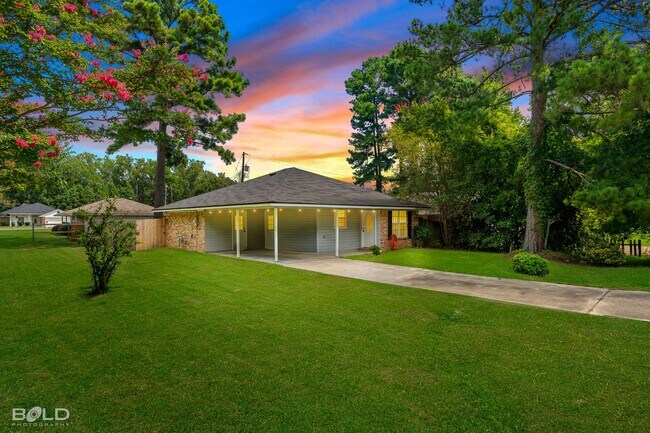 Foto del edificio - Check out this 3 bed 1 in Haughton