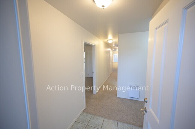 Foto del edificio - 2 bed, 2 bath, 1 car garage in a 4-plex, in Sequim