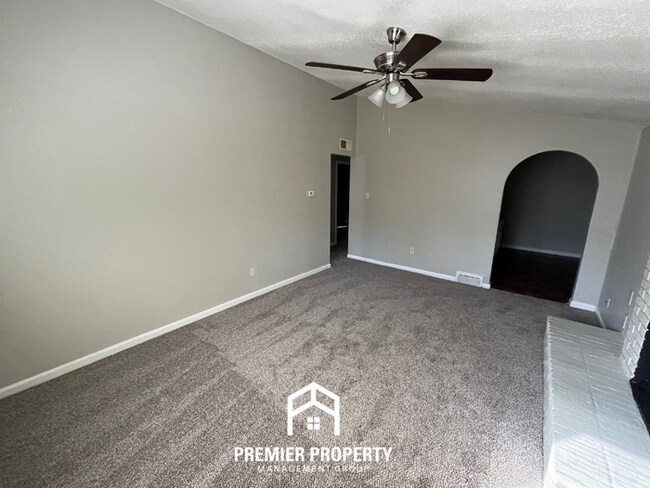 Foto del edificio - Charming 3BR/1.5BA in 38118 | Vaulted Ceilings, Fireplace & Formal Dining