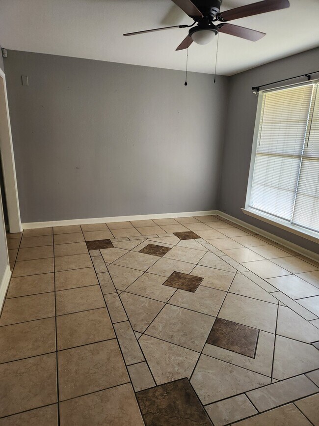 Foto del edificio - 2175 N Stevendale Rd