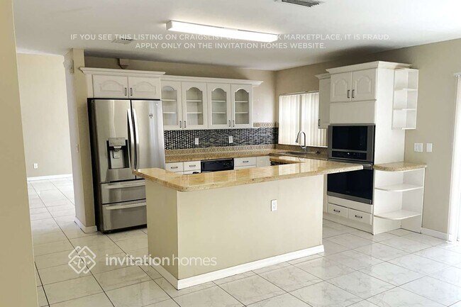 Building Photo - 631 Royal Palm Way