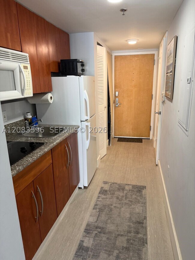 Building Photo - 1200 Brickell Bay Dr