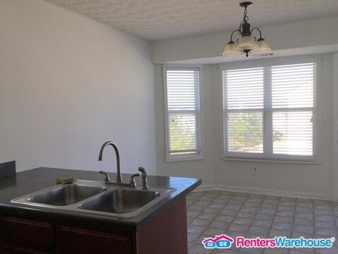 Foto del edificio - 7100 Creeksong Dr