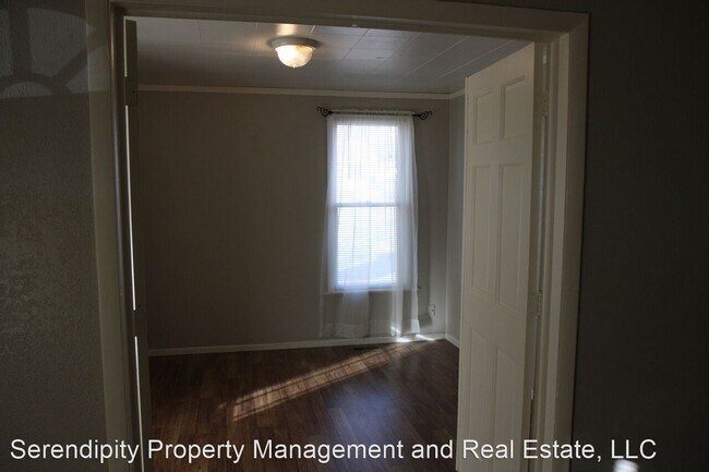 Building Photo - 2 br, 1 bath House - 1321 E. 4th St
