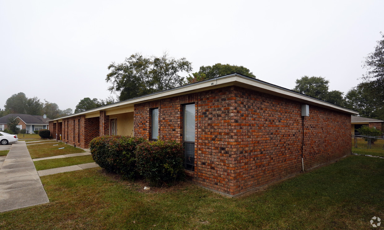 Primary Photo - Trailwood Village Apartments