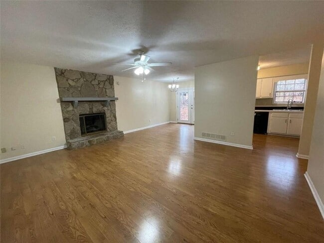 Building Photo - 2596 Woodland Dr NW