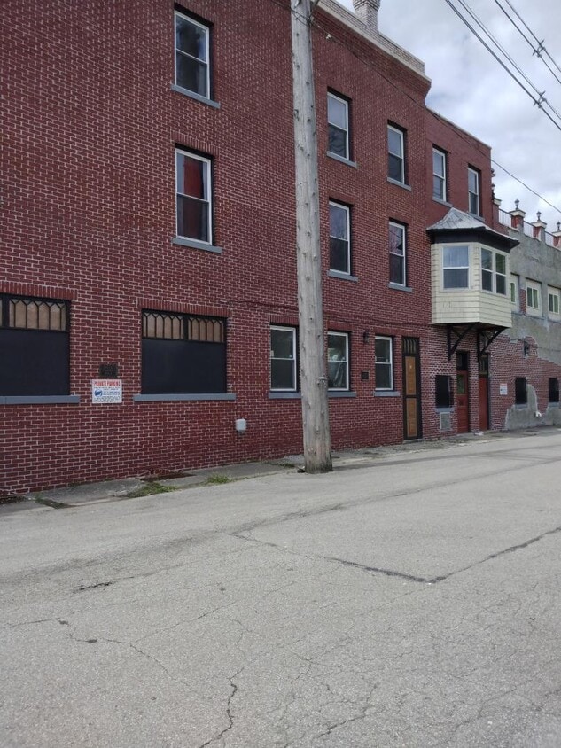 Building Photo - 204 E Center St