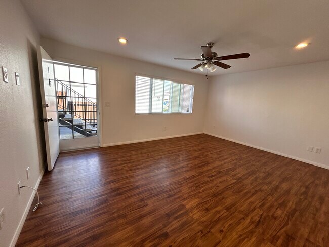 Amplia sala de estar con grandes ventanas de doble acristalamiento. - 1601 Alabama St