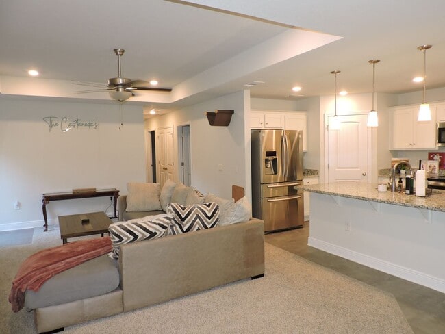 Building Photo - Easy access to Interstate & shopping!