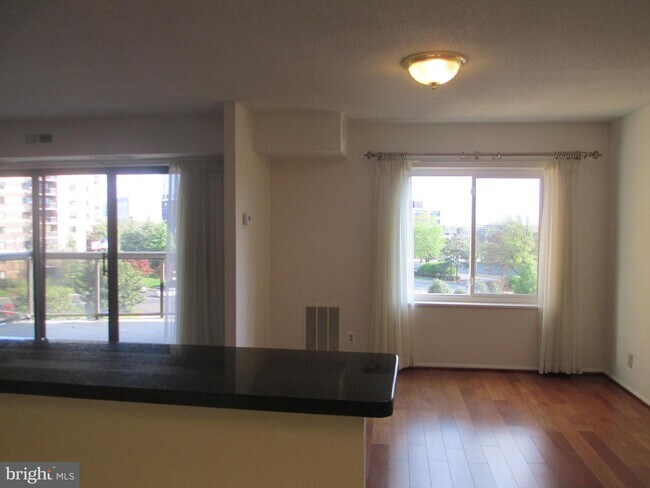 Foto del edificio - 8360 Greensboro Dr