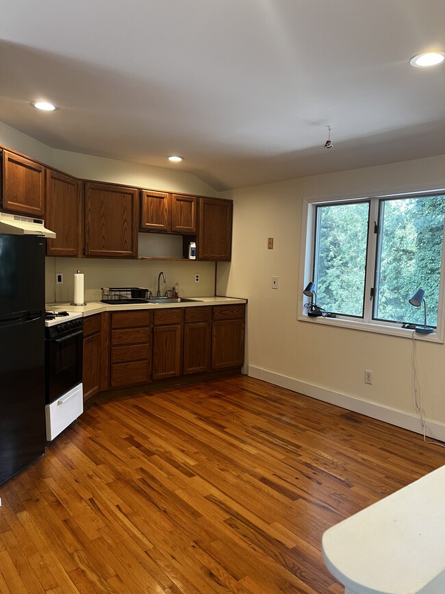 Kitchen area - 31 Houghton Blvd