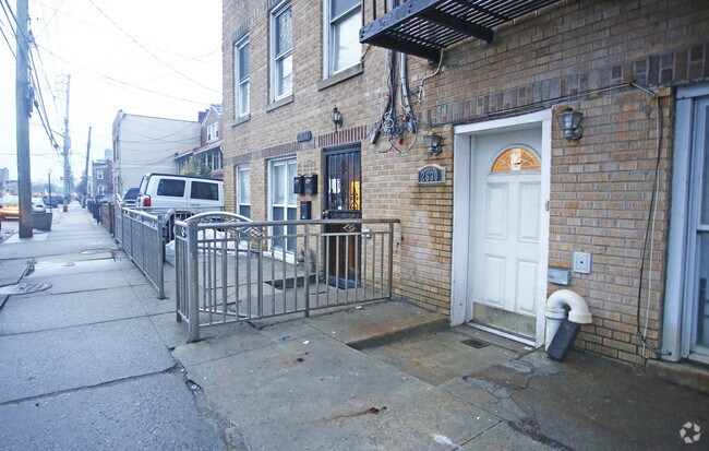 Building Photo - 2630 Harway Ave