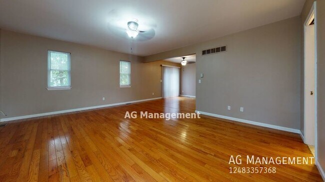 Foto del edificio - 26 N Roselawn St. - Large 4Bed/2.5 Bath w/...