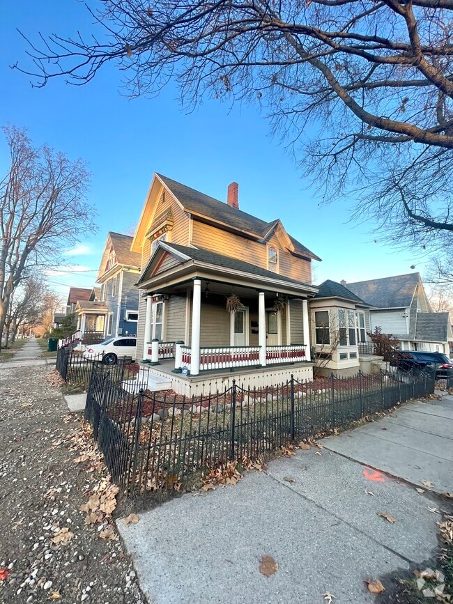Building Photo - 533 Cherry St