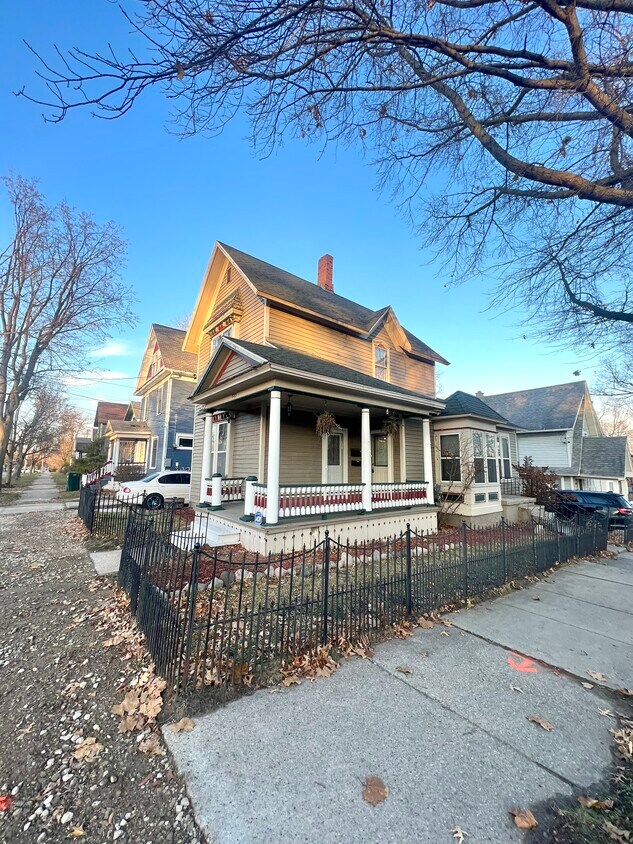 533 Cherry St, Lansing, MI 48933 Apartments in Lansing, MI