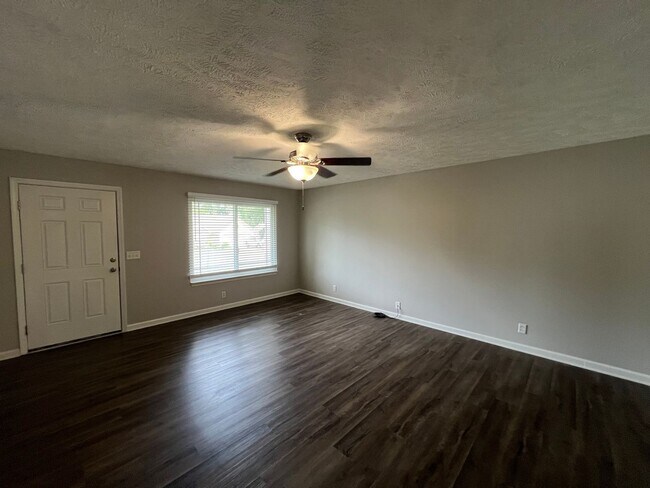 Foto del edificio - Spacious 4 Bedroom 2.5 Bath Available Now!