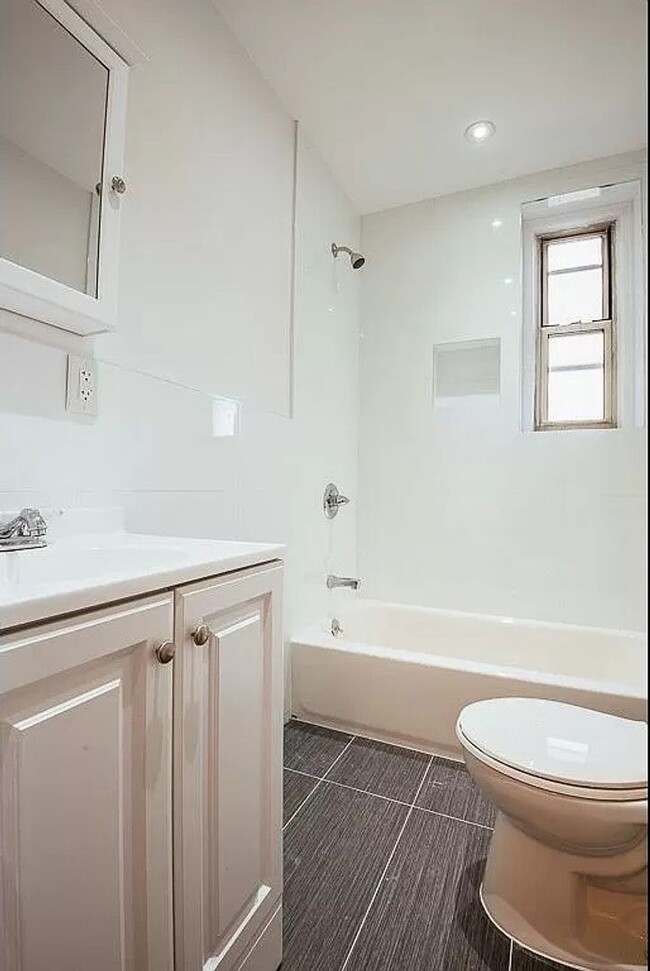 Building Photo - Newly Renovated 1Bed 1Bath