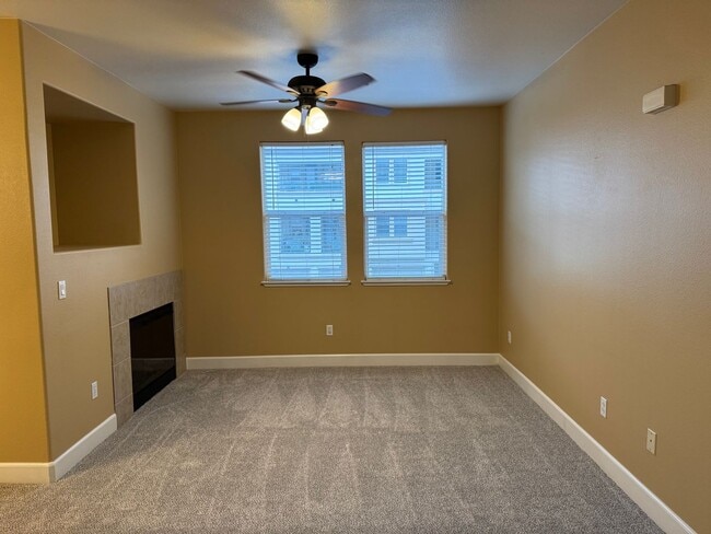 Building Photo - 1 bedroom Condo at The Phoenician w/ new carpet