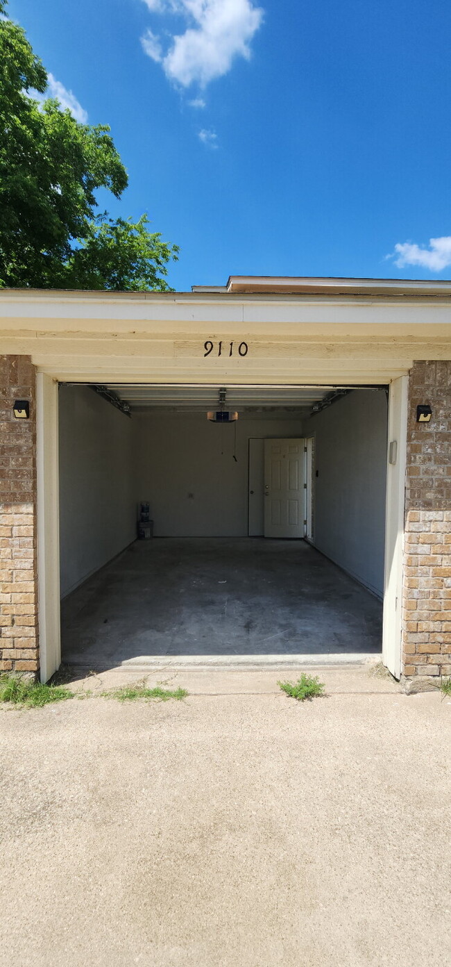Building Photo - Now Leasing Charming 2 bedroom Townhome wi...