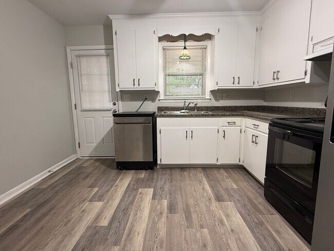 Foto del edificio - 2BR Duplex with Washer/Dryer + Fresh Updates + Lawn care included