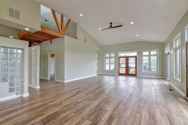 Building Photo - 4 Fisher Creek Dr