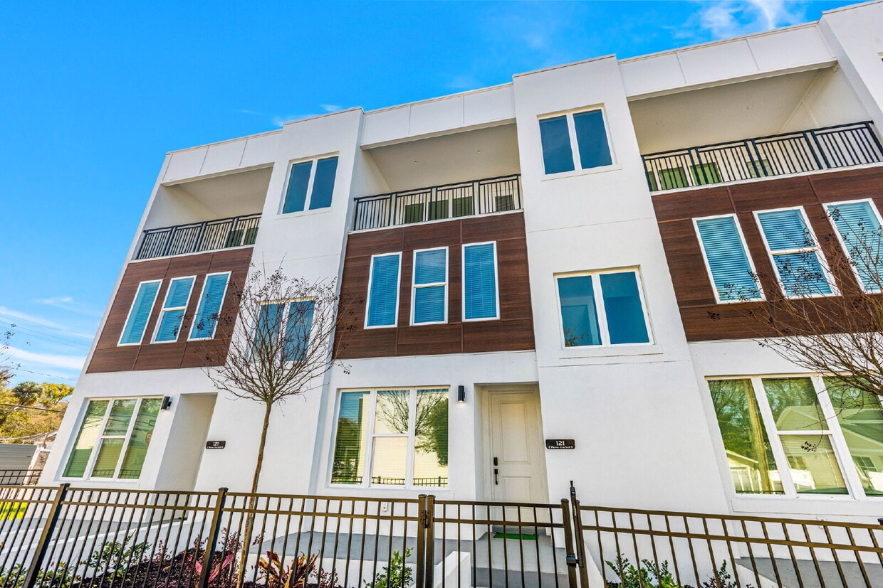 Primary Photo - Luxurious 3 Bedroom Condo with Spacious La...