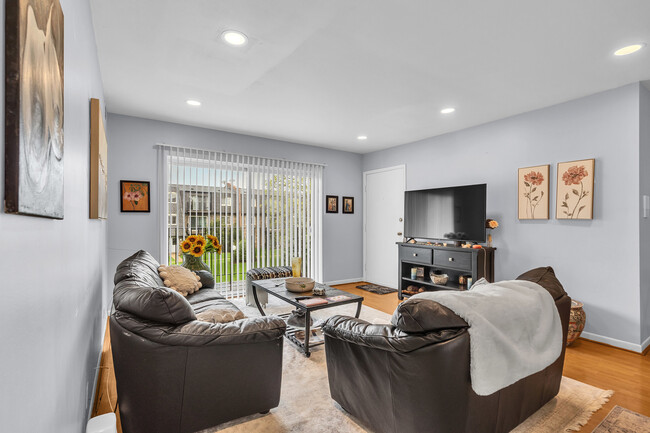 Foto del edificio - 9405 Bay Colony Dr