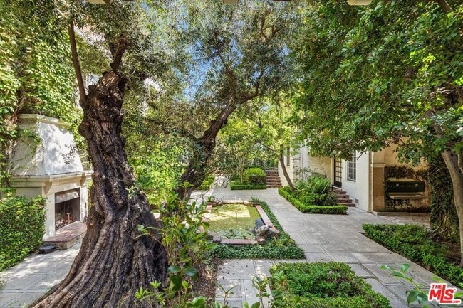 Courtyard - 450 N Sycamore Ave