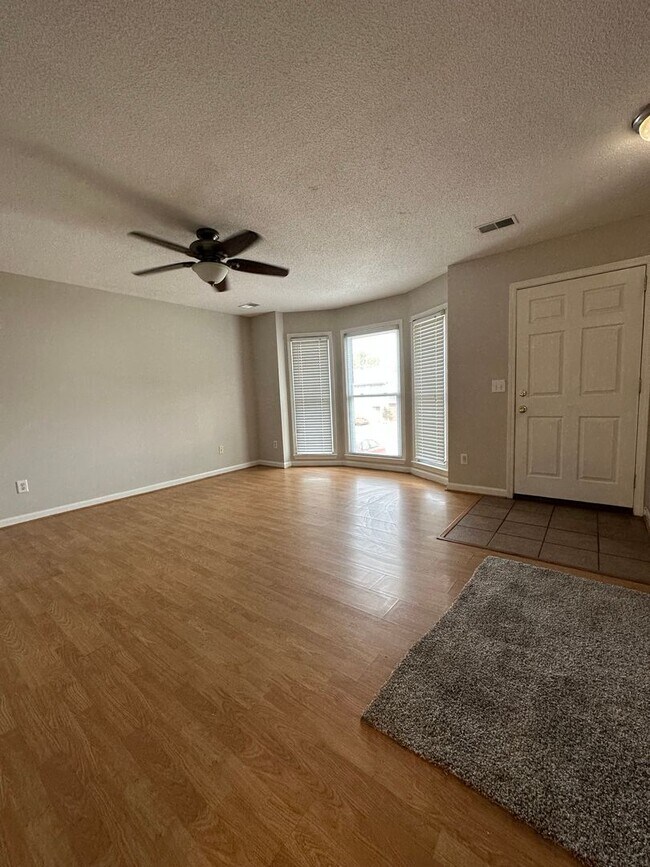 Foto del edificio - Townhouse in Clay Chalkville area