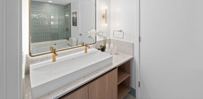 Building Photo - 701 NE 1st Ave