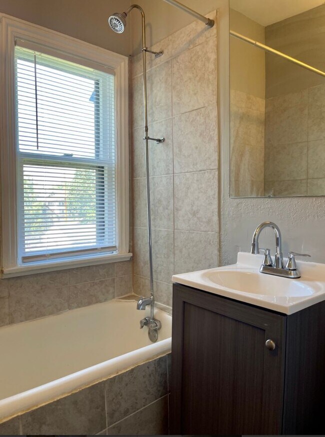 Building Photo - Amazing 5 Bedroom 2Bathroom Duplex in St Paul!!!