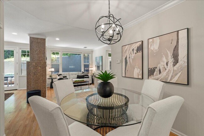 Foto del edificio - Spacious and Stunning Home, 9ft Ceiling, A/C, Pool, Private Patio, Great Location!