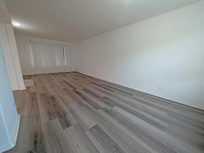 Foto del edificio - 305 N Cedar St