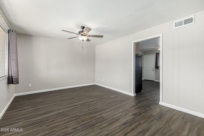Building Photo - 805 N Park Ave