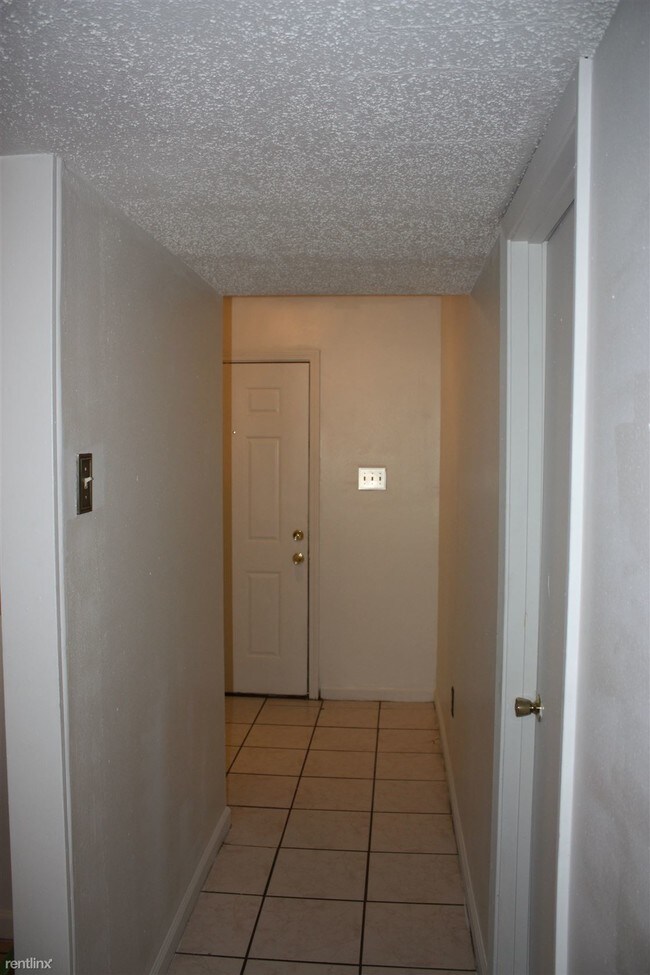 Building Photo - 4 br, 2 bath Townhome - 550 Holmes Blvd