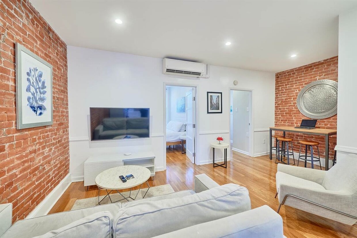 Primary Photo - 209.5 York St