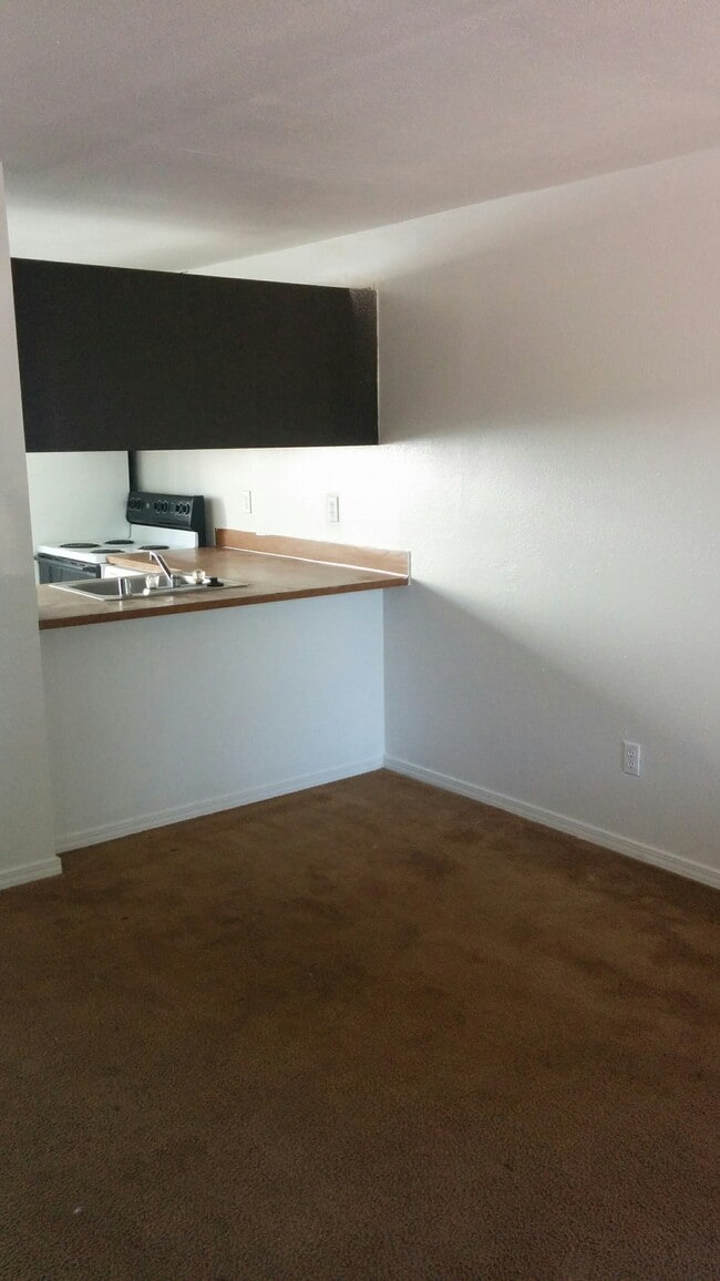 Building Photo - Skyview Apartments