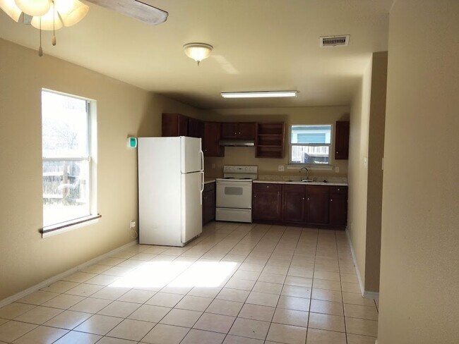 Building Photo - 424 Amires Pl