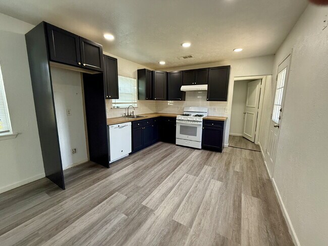 Foto del edificio - "Charming 3-Bed Oasis with 2 Full Baths in Garland – 1160 Sq Ft of Comfort at 1617 Meadowbrook!"