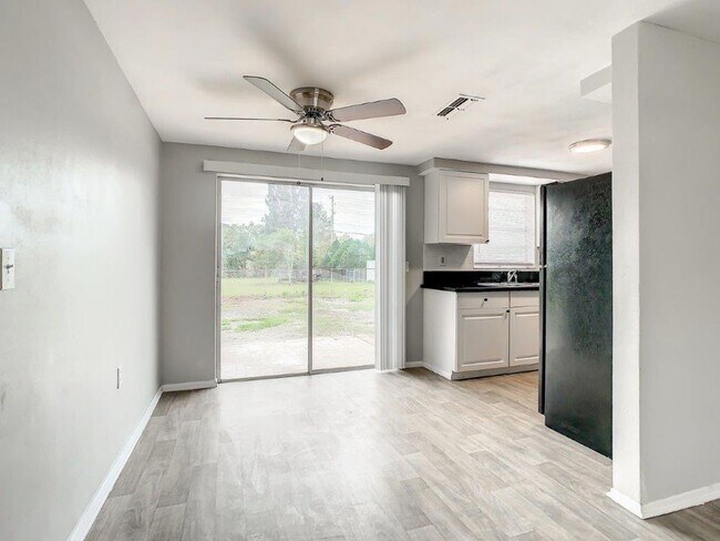 Building Photo - BEAUTIFUL!! 3/2 1128 Sq. Ft. with RENOVATE...