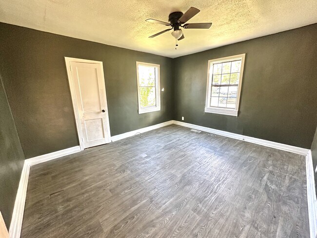 Building Photo - 2216 Lee Ave SW