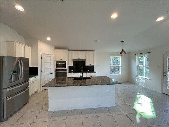 Building Photo - 2201 Vicksburg Cove